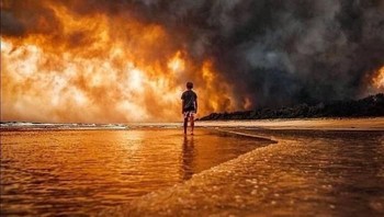 Foto viral spektakuler seorang remaja melihat parahnya kebakaran. Foto: Bored Panda