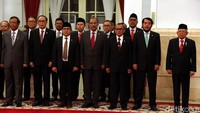 Pelantikan Hakim Mahkamah Konstitusi (MK) tersebut dihadiri oleh sejumlah tokoh, diantaranya Wakil Presiden Maruf Amin, sejumlah menteri dari Kabinet Indonesia Maju, Ketua MK Anwar Usman, serta para tamu lainnya.