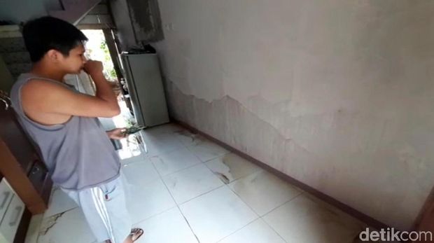 Tebing Saluran Irigasi Ambrol, Rumah Warga di Sukabumi Terendam Banjir