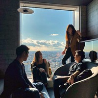 Salah satu momen kebersamaan Luna Maya dan Ryochin di Jepang adalah saat mereka mengunjungi kantor Google di Negeri Sakura. Foto: Instagram