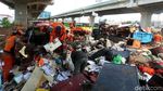 Sampah Sisa Banjir Menggunung di Bawah Tol Becakayu