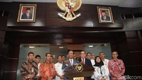 Mahfud mengungkapkan Kemenko Polhukam dan KPK punya irisan tugas yang penting dalam mencapai tujuan negara. Dia mewanti-wanti bahwa pihak yang bermain dengan proyek APBN akan diperangi.