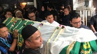Tampak kesedihan masih terlihat di wajah Vino. Foto: Tangis Vino G Bastian Ditinggal Ibunda Selamanya. Hanif/detikHOT