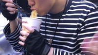 Rich Brian adalah rapper muda Indonesia yang kini mendunia. Begini gaya santainya saat menyeruput mi sambil berdiri. Foto: Instagram