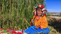 Totora ditumpuk dan diikat sehingga membuat sebuah pulau. Menjadi kepualaun, tiap pulau akan berisi satu desa yang terdiri dari 8 kepala keluarga. Sudah ada lebih dari 44 pulau yang mengisi danau cantik ini. (iStock)