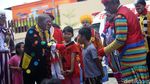 Aksi Badut Hibur Anak-anak Korban Banjir Jakarta