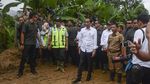 Hujan-hujanan, Jokowi Kunjungi Lokasi Longsor di Sukajaya Bogor