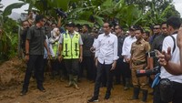 Pada kesempatan tersebut Presiden Jokowi menyalurkan bantuan kepada para korban bencana di Sukajaya.