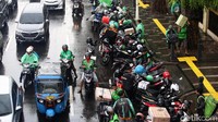 Begini penampakan para ojol yang menyemut di pinggir Jalan Salemba persis di sisi trotoar yang sedang viral karena dibuat berjualan oleh PKL.