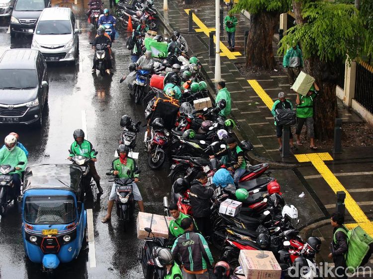 Ojol Menyemut di Sisi Jalan Salemba