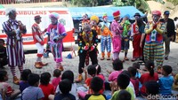 Kehadiran pada badut itu untuk menghibur korban banjir, terutama anak-anak.