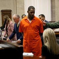 Kasus kejahatan seksual mewarnai perjalanan karier penyanyi R&B R. Kelly sejak 1990-an sampai sekarang. Mulai dari tudingan  pornografi anak sampai pemerkosaan. Menurut Daily Mail, 33 perempuan diduga menjadi korban pelantun I Believe I Can Fly itu, beberapa di antaranya berusia 13-16 tahun. (Foto: Antonio Perez - Pool via Getty Images)