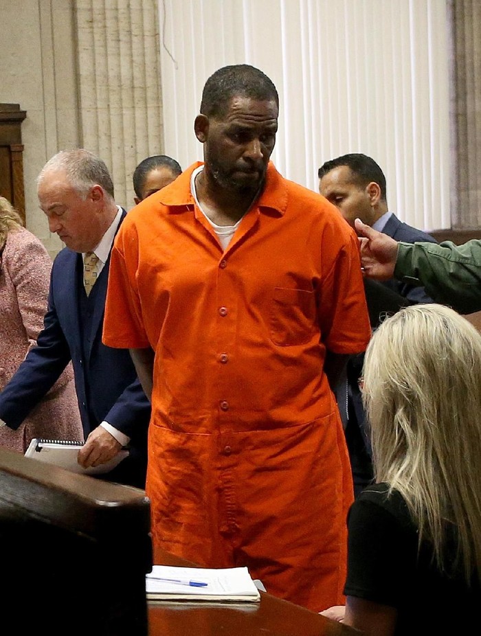 Artis Melakukan Kejahatan Seksual CHICAGO, IL - SEPTEMBER 17: Singer R. Kelly turns to leave after appearing at a hearing at the Leighton Criminal Courthouse on September 17, 2019 in Chicago, Illinois. Kelly is facing multiple sexual assault charges and is being held without bail. (Photo by Antonio Perez - Pool via Getty Images)