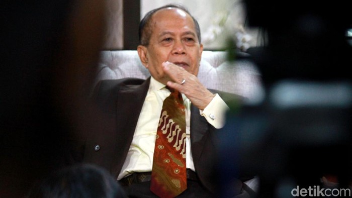 Wakil Ketua MPR Syarif Hasan memberikan keterangan pers di hadapan awak media. Ia angkat bicara terkait persoalan di perairan Natuna.