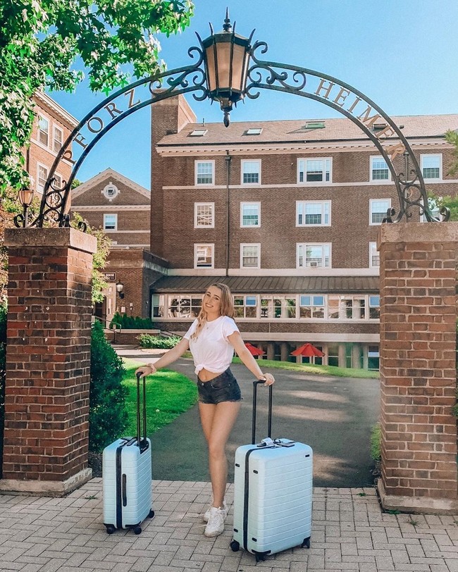 Sienna pertama kali jadi influencer ketika mulai membuat video di YouTube. Ketika itu, ia baru masuk kuliah dan sering mendapatkan pertanyaan tentang bagaimana  bisa masuk Harvard. Sienna pun terpikir untuk menjadikannya video YouTube yang dalam seminggu dapat satu juta view. Foto: Instagram @siennasanter