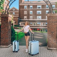 Sienna pertama kali jadi influencer ketika mulai membuat video di YouTube. Ketika itu, ia baru masuk kuliah dan sering mendapatkan pertanyaan tentang bagaimana  bisa masuk Harvard. Sienna pun terpikir untuk menjadikannya video YouTube yang dalam seminggu dapat satu juta view. Foto: Instagram @siennasanter