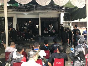 Ibunda Vino G Bastian Dimakamkan di TPU Malaka