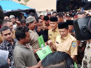 Cek Posko Banjir di Pengadegan, Mendagri Tito Bagikan KTP-KK Pengungsi