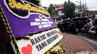 Karangan bunga berisi ungkapan belasungkawa pun terlihat di area sekitar gedung Kedubes Iran.