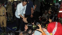 Dalam kunjungan tersebut, Jokowi juga turut mendengarkan keluh kesah para korban dan berdialog dengan mereka.