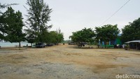 Anda yang berkunjung ke Kabupaten Karimun wajib untuk berkunjung ke Pantai Ketam. Lahan parkir yang luas di pantai ini (Foto: Ahmad Masaul Khoiri/detikcom)