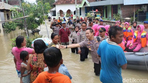 Banjir Kembali Rendam Benjeng Gresik, Polisi dan TNI Beri Bantuan