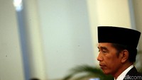 Prosesi pelantikan Hakim Mahkamah Konstitusi itu disaksikan langsung oleh Presiden Joko Widodo (Jokowi).