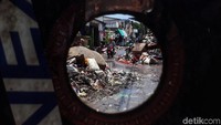 Banjir di kawasan Rawa Buaya, Jakarta Barat sudah surut, warga pun telah pulang ke rumah masing-masing. Usai beberes, sampah-sampah usai banjir menggunung di depan rumah.