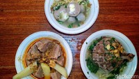 Selain dua bakso andalan ini, Bakso Ngangenin juga menawarkan beragam menu lainnya seperti Bakso Keju, Bakso Telur, Bakso Balungan, Bakso Kuah Taichan dan menu bakso lainnya. Harga yang dibanderol untuk setiap menu di sini juga terjangkau mulai dari Rp 12 ribu hingga Rp 37 ribu. Foto: Devi S. Lestari/detikFood