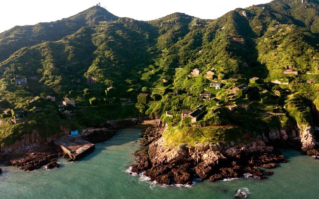 Desa Houtouwan ini merupakan satu-satunya desa di China yang telah mengalami kerusakan dan pembusukan namun pada akhirnya justru menjadi daya tarik tersendiri bagi para wisatawan. Awalnya desa Houtouwan memiliki lebih dari dua ribu penduduk. Namun karena semakin banyaknya kapal, pelabuhan kecil Houtouwan tidak mampu bersaing dengan kota-kota nelayan yang lebih besar. Foto: Johannes EISELE / AFP