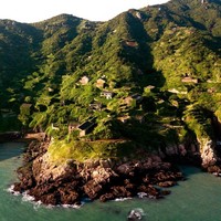 Desa Houtouwan ini merupakan satu-satunya desa di China yang telah mengalami kerusakan dan pembusukan namun pada akhirnya justru menjadi daya tarik tersendiri bagi para wisatawan. Awalnya desa Houtouwan memiliki lebih dari dua ribu penduduk. Namun karena semakin banyaknya kapal, pelabuhan kecil Houtouwan tidak mampu bersaing dengan kota-kota nelayan yang lebih besar. Foto: Johannes EISELE / AFP