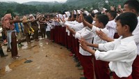 Sejumlah siswa SD Negeri 02 Banjar Irigasi Lebak belajar sambil bermain di atas sisa puing sekolahnya yang hancur di Desa Banjar Irigasi, Kecamatan Lebak Gedong, Kabupaten Lebak, Banten, Senin (6/1/2020). ANTARA FOTO/Weli Ayu Rejeki.