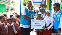 Dalam kesempatan itu, Wakil Direktur Utama PLN, Dermawan Prasodjo juga menyerahkan bantuan 400 paket alat sekolah untuk siswa terdampak banjir di SD Harapan Jaya, Cengkareng.