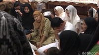 Saat berada di rumah duka, Vino pun tak kuasa menahan tangisnya. Foto: Tangis Vino G Bastian Ditinggal Ibunda Selamanya. Hanif/detikHOT