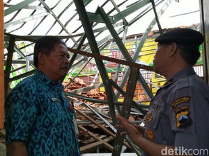 Atap SDN Palebon Semarang Roboh, Jam Belajar Mengajar Dialihkan
