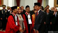 Ucapan selamat dari Presiden Joko Widodo kepada Daniel Yusmic dan Suhartoyo yang dilantik menjadi Hakim Mahkamah Konstitusi.