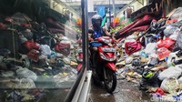 Sampah perabotan rumah tangga seperti kasur hingga lemari penuhi jalan Darma Wanita, Rawa Buaya.
