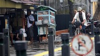 Meskipun, Gubernur DKI Jakarta Anies Baswedan sudah memberi restu ke PKL untuk mendirikan usaha di sepanjang trotoar itu.