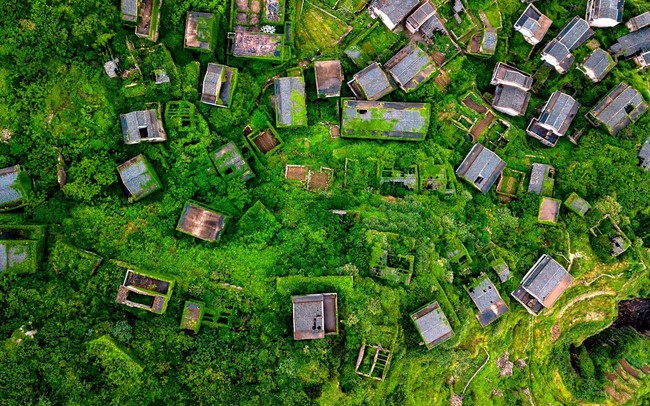 Pada tahun 1990 para penduduk di desa Houtouwan lalu memutuskan untuk pindah dan mencari pekerjaan di kota yang lebih besar. Kebanyakan penduduk pindah ke kota-kota terdekat yang masih berada di kepulauan yang sama hanya memiliki jalur transportasi yang lebih baik. Foto: Johannes EISELE / AFP