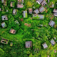 Pada tahun 1990 para penduduk di desa Houtouwan lalu memutuskan untuk pindah dan mencari pekerjaan di kota yang lebih besar. Kebanyakan penduduk pindah ke kota-kota terdekat yang masih berada di kepulauan yang sama hanya memiliki jalur transportasi yang lebih baik. Foto: Johannes EISELE / AFP