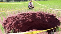 Jika sebelumnya berdiameter 2-3 meter, saat ini tampak sudah bertambah lebar.