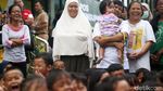 Aksi Badut Hibur Anak-anak Korban Banjir Jakarta