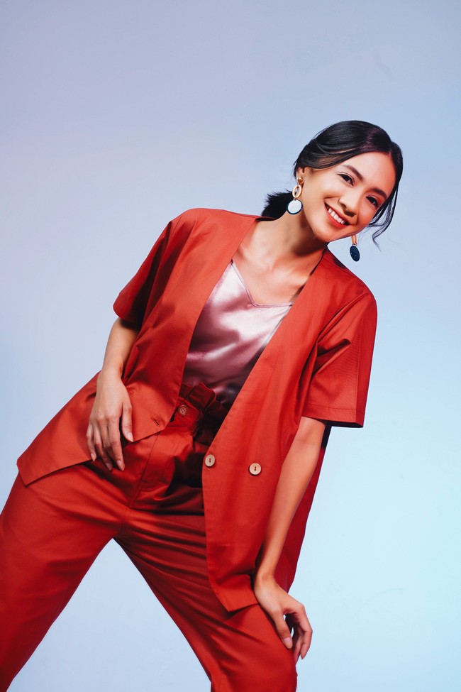 Ke kantor tak melulu harus dengan rok, seperti gaya Eun Bong-hee dalam Suspicious Partner. Setelan pun bisa diandalkan. (Model: Agla Artalidia; Fotografer: Zaky Akbar; Stylist: Gita Ramadian; Makeup artist: Inez Febiola; Makeup: Pixy Make It Glow)