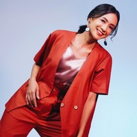 Ke kantor tak melulu harus dengan rok, seperti gaya Eun Bong-hee dalam Suspicious Partner. Setelan pun bisa diandalkan. (Model: Agla Artalidia; Fotografer: Zaky Akbar; Stylist: Gita Ramadian; Makeup artist: Inez Febiola; Makeup: Pixy Make It Glow)