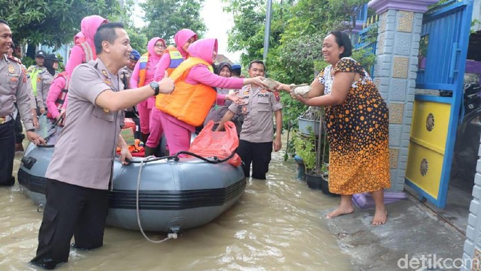 Banjir Kembali Rendam Benjeng Gresik, Polisi dan TNI Beri ...