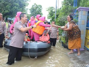 Banjir Kembali Rendam Benjeng Gresik, Polisi dan TNI Beri Bantuan