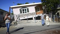 Salah satu bangunan nampak rusak usai gempa berkekuatan 5,8 mengguncang wilayah Puerto Rico.