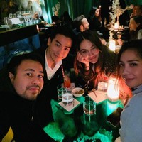 Setelah dari Yunani, Luna Maya dan Ryochin melanjutkan liburan bareng mereka ke Paris dan London. Mereka main ski di Paris. Sementara saat berada di London, Luna Maya dan Ryochin kembali makan malam bareng Raffi Ahmad dan Nagita. Foto: Instagram
