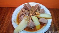 Bakso Rendang (Rp 37 ribu) juga tak kalah menggiurkan. Bumbu rendang dibuat menjadi kuah bakso yang encer namun tetap terasa kuat rempahnya. Bakso rendang ini punya ukuran yang besar juga seperti bakso konro namun disajikan dengan tampilan berbeda Foto: Devi S. Lestari/detikFood