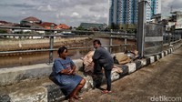 Proyek normalisasi Sungai Ciliwung menjadi salah satu upaya Pemprov DKI Jakarta di masa kepemipinan Joko Widodo (Jokowi) untuk menanggulangi banjir di Ibu Kota. Awalnya proyek itu dilakukan guna mengantisipasi banjir 5 tahunan yang kerap menerjang Jakarta seperti di tahun 2012.